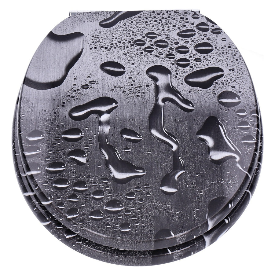 Der Deckel knallt zu, das Scharnier hat Spiel und der Sitz rutscht bei jeder Benutzung ein Stück zur Seite.