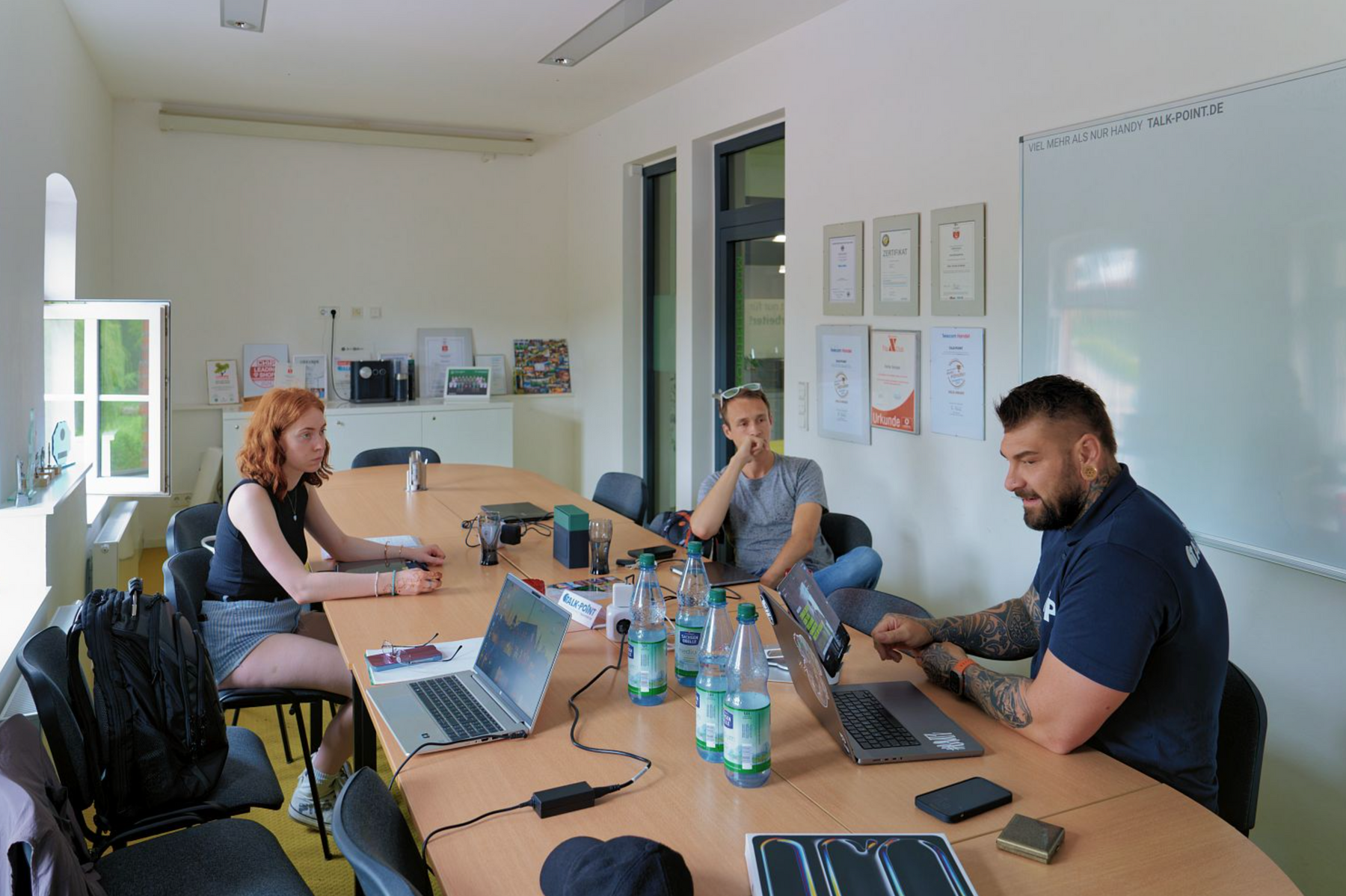 Instagram-Workshop bei Talk-Point am historischen Bahnhof Eilenburg: David Cosz mit der Kreativbotschafterin der Kunstwoche.