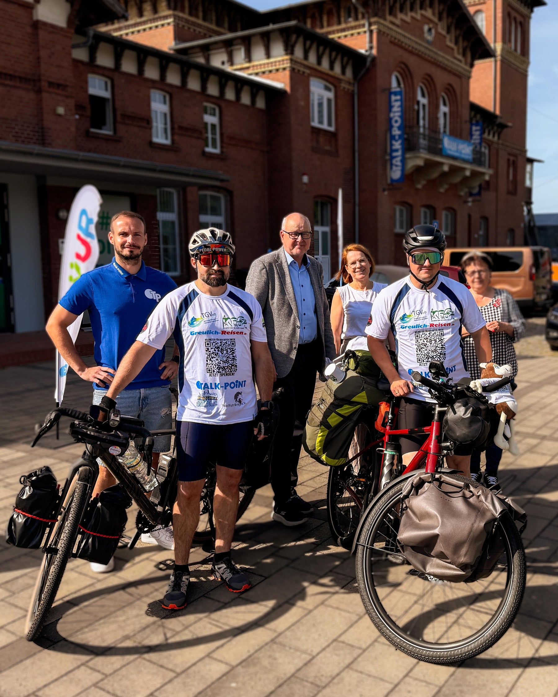 Start der Spendenradtour am historischen Bahnhof Eilenburg: zwei Radfahrer mit Talk-Point und Partnern vor der Tour für Wolfsträne e.V.