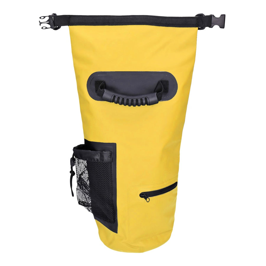 Am See oder im Boot liegen Handy, Geldbörse und Wechselkleidung in einem Rucksack, der weder Wasser noch Sand draußen hält.